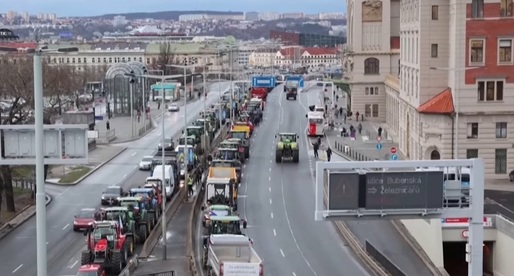 VIDEO Fermierii cehi au reluat protestele și au aruncat bălegar pe străzile din Praga