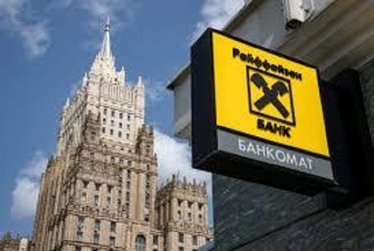 Analiză FT: Băncile vest-europene rămase în Rusia și-au triplat profiturile și au plătit 800 milioane euro taxe către Kremlin anul trecut, de patru ori cât înainte de război
