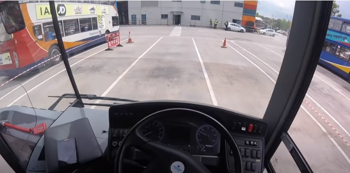 „Slovaci, nu vă faceți griji. Aveți voie să alergați după autobuz!”. Mesaj al Poliției după o modificare controversată a Codului rutier