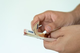 Dreptul cetățenilor de a plăti în numerar, trecut în Constituție de o țară din Uniunea Europeană