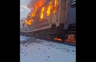 VIDEO Tren cu peste 200 de pasageri, în flăcări după un bombardament al rușilor în Ucraina