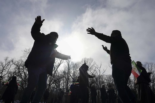 FOTO Iranienii din România dansează în Herăstrău, sărbătorind atacul