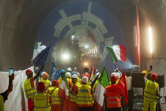 VIDEO Cel mai lung tunel din lume, care unește Italia și Austria sub Alpi, a ajuns cu lucrările la Tirol după o conectare istorică