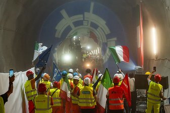 VIDEO Cel mai lung tunel din lume, care unește Italia și Austria sub Alpi, a ajuns cu lucrările la Tirol după o conectare istorică
