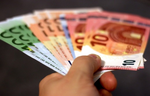 Plățile cash, limitate la 500 de euro, în Grecia. Reguli mult mai stricte pentru tranzacțiile în numerar, cu amenzi drastice