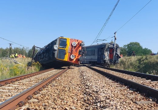 VIDEO Accident de tren. Cel puțin 20 de răniți după ce un tren intercity a lovit un camion și a deraiat, în Polonia