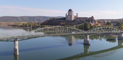 VIDEO Mic dejun pe pod. Moment istoric inedit: Cetățeni ungari și slovaci au luat împreună micul dejun pe un pod peste Dunăre ce a supraviețuit celui de-al Doilea Război Mondial și tensiunilor politice.