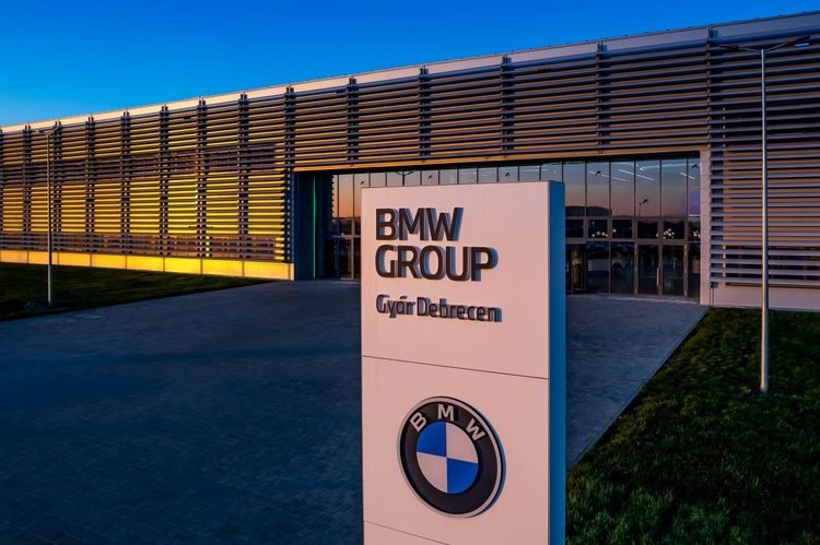 FOTO Investiția gigant pierdută de România în favoarea Ungariei are mare succes: Cea mai rapidă creștere a producției înregistrată vreodată la una dintre noile uzine BMW. Compania trece acum la 3 schimburi și angajează. LISTA posturilor