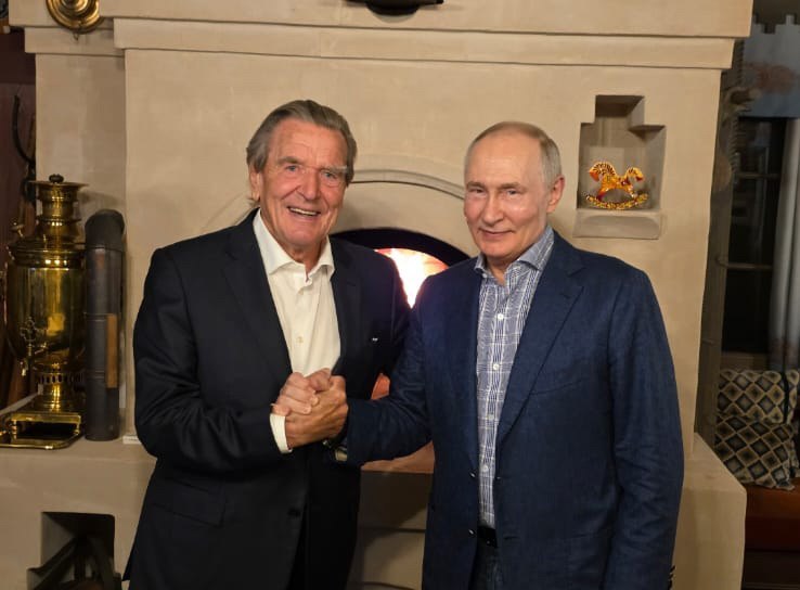 FOTO Vladimir Putin și-a sărbătorit ziua de naștere cu fostul cancelar german Gerhard Schröder