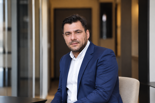 INTERVIU Adrian Simion: „Cu cât ești mai aproape de client, cu atât trebuie să fii mai atent să nu devii prizonierul perspectivei lui.”