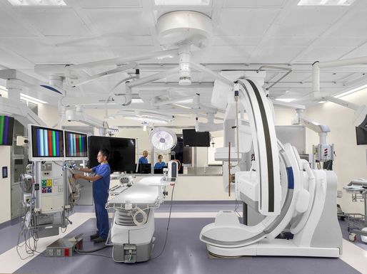 Infirmierii sunt înlocuiți cu roboți în cel mai nou spital din Anglia
