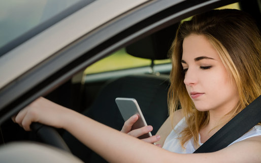 Șoferii care folosesc telefonul la volan sunt identificați de camere cu AI în Australia