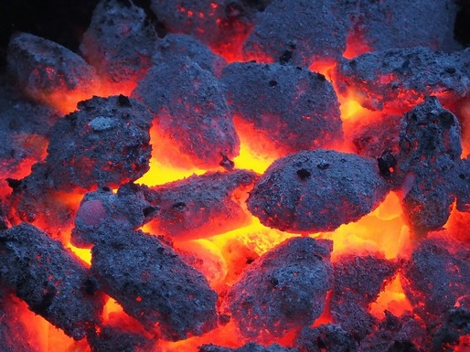 Marea Britanie interzice vânzarea de cărbune pentru uz casnic și limitează vânzarea de lemn pentru sobe