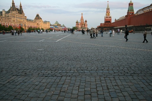 Rusia va utiliza politica morcovului și bățului pentru a face tranziția de la dolar la euro