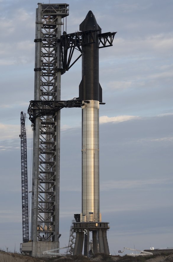 FOTO Racheta Starship a SpaceX, cea mai mare construită vreodată, pregătită pentru prima lansare pe orbită