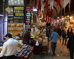 Turcii ocolesc băncile și se îngrămădesc la Marele Bazar din Istanbul să scape de lirele lor