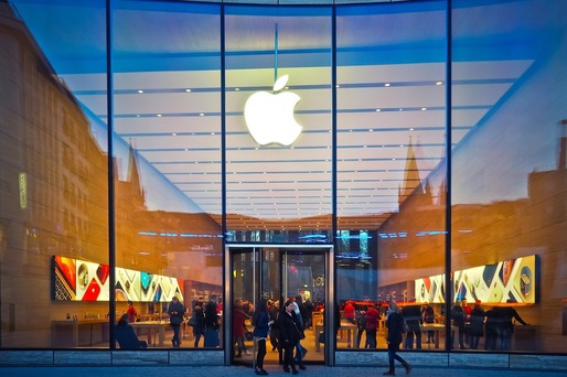 Valoarea de piață a Apple a crescut cu aproape 1.000 miliarde dolari, nou record, și merge spre cea mai mare creștere anuală de valoare din istorie. Semne de întrebare pentru 2024