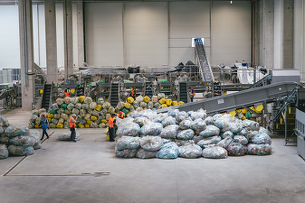 Firmele, obligate să includă sticlă și metal reciclate în ambalaje. Firmele care reciclează vor fi recompensate, celelalte vor plăti - proiect