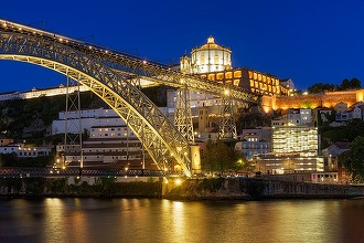 Urban.ro - Reacție la fenomenul "botellon". Un oraș european preferat pentru city break-uri interzice vânzarea alcoolului noaptea în spațiile publice