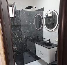 Casa-gradina.ro - Perdea de duș versus panou din sticlă. Ce alegem și de ce