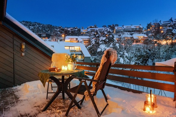 Casalux.ro - FOTO Te poți bucura de balcon și iarna: sfaturi pentru un decor relaxant