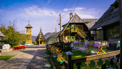 Casa-gradina.ro - Drvengrad, satul din Serbia devenit atracție turistică după ce a fost construit ca platou de filmare