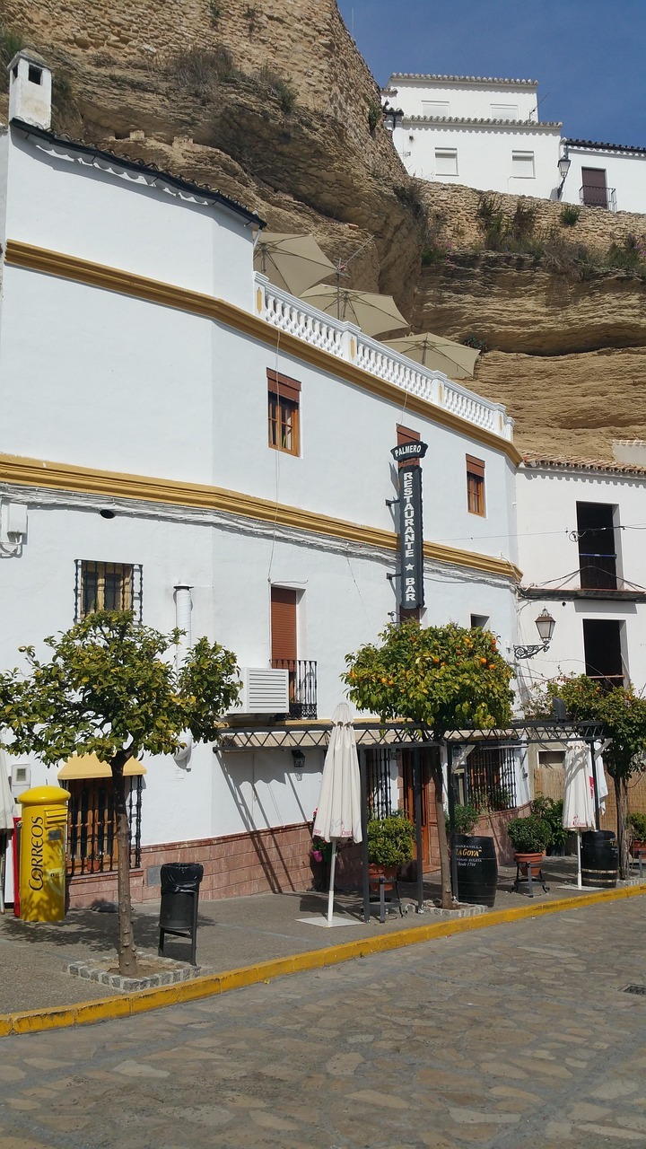 Casalux.ro - FOTO Satul cu case în stânci din inima Andaluziei
