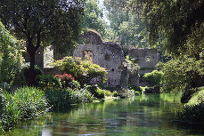 Casalux.ro - Descoperiți cea mai romantică grădină din lume, Giardino di Ninfa din Roma