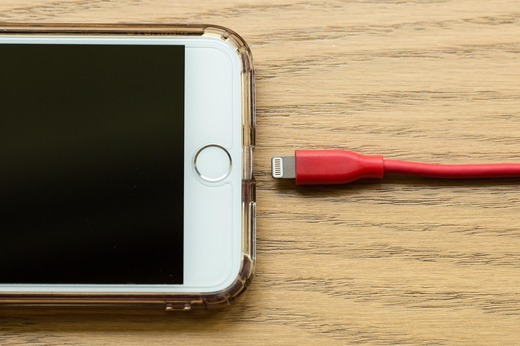 Telefoanele cu baterii detașabile revin, UE va schimba regulile
