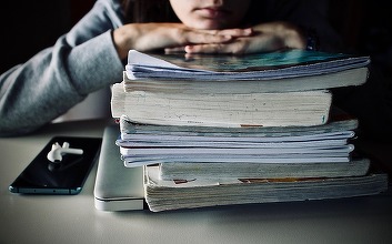 Interzicerea folosirii de elevi a telefoanelor mobile în școli - Noi reguli avizate. Proiect inițiat de AUR, PSD s-a abținut