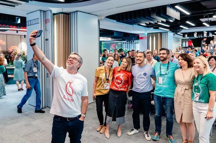 FOTO ANUNȚ Vodafone în România: Astăzi deschidem un nou capitol. Fuziunea cu Telekom Mobile Communications a fost finalizată. Mesajul CEO-ului și al companiei