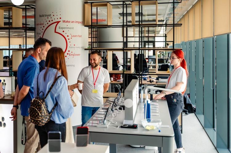 FOTO ANUNȚ Vodafone în România: Astăzi deschidem un nou capitol. Fuziunea cu Telekom Mobile Communications a fost finalizată. Mesajul CEO-ului și al companiei