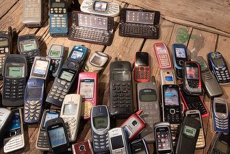 Fraudă de amploare cu telefoane mobile. Percheziții în 19 țări, inclusiv România