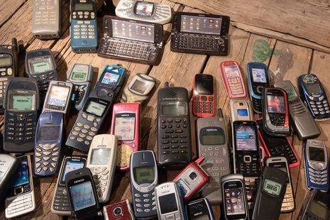 Fraudă de amploare cu telefoane mobile. Percheziții în 19 țări, inclusiv România