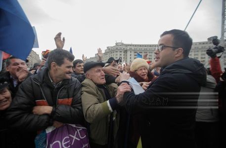 Manifestaţia pentru Antena 3 din Piaţa Constituţiei s-a încheiat. Oamenii au scandat ”Voiculescu!” şi ”La mulţi ani!”. FOTO
