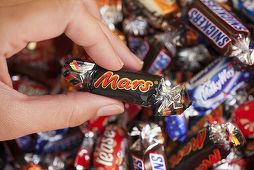 Loturi de batoane Mars şi Snickers fabricate în Olanda, retrase şi din România