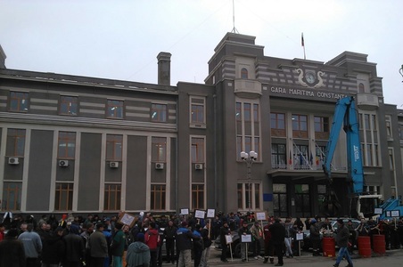 Peste 300 de sindicalişti şi reprezentanţi ai operatorilor portuari au protestat cerând demiterea conducerii APM Constanţa