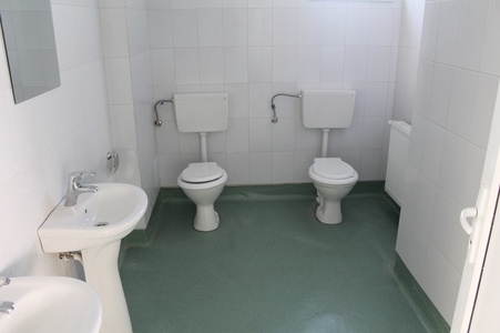 Grup sanitar cu două WC-uri alăturate, fără pereţi despărţitori, într-o clădire nouă a unui spital din Arad