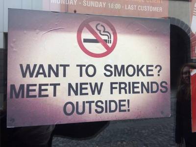 REPORTAJ: Zece zile fără ţigări aprinse în baruri - “Fumatul interzis! Ieşiţi afară ca să vă faceţi prieteni!”