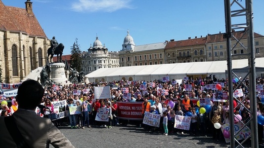 Mii de persoane la Cluj şi Timişoara, la mitinguri de susţinere a familiei Bodnariu, căreia statul norvegian i-a luat copiii