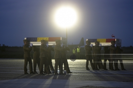 Cei doi militari români ucişi în timpul unui schimb de focuri în Afganistan au fost repatriaţi