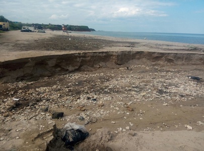 O porţiune din plaja de la Vama Veche, distrusă de ploile torenţiale de la începutul săptămânii, a fost refăcută