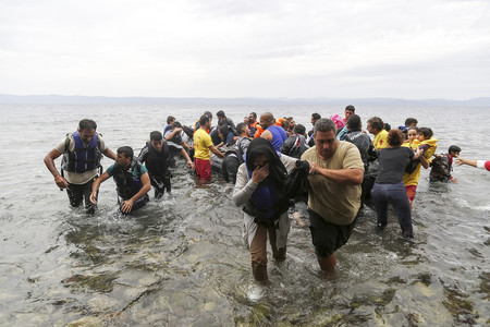 Aproape 100 de persoane, printre care 21 de copii, salvate de poliţiştii români de frontieră în Marea Egee VIDEO