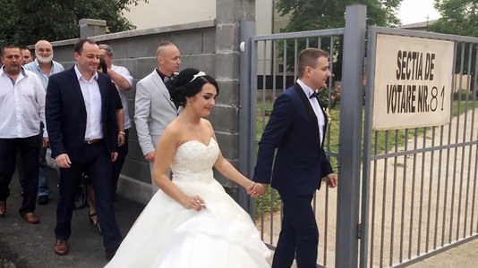 Un candidat din Arad a mers de la nunta sa, cu mireasa şi o parte dintre nuntaşi, direct la secţia de votare - VIDEO/FOTO