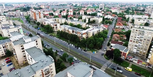 Primăria Arad împrumută 20 de milioane de euro de la BERD pentru a moderniza cartierele construite în perioada comunistă