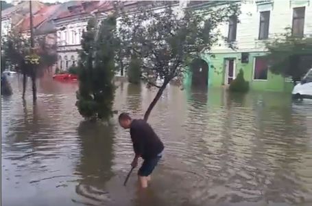Centrul oraşului Sighişoara, inundat în urma unei ploi torenţiale. VIDEO