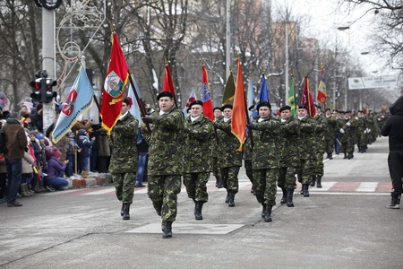 Sute de militari şi peste 60 de vehicule militare vor participa la cea mai mare paradă organizată în august la Buzău - FOTO