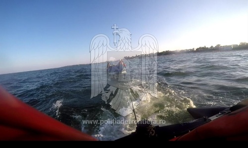 Trei români care pluteau în derivă pe o barcă, la două mile marine de Eforie Nord, au fost salvaţi de Poliţia de Frontieră - VIDEO
