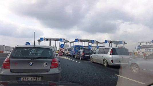 Arad: Coloane de maşini la graniţa cu Ungaria, pe autostradă; la PTF Nădlac II se aşteaptă o oră pentru verificarea documentelor