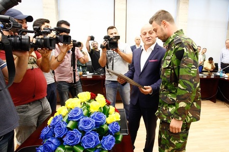 Buzău: Militarul rănit în luna mai în Afganistan a ajuns acasă şi a primit diploma de cetăţean de onoare al judeţului - FOTO